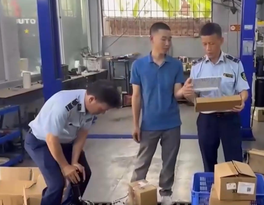 Đội QLTT số 1 kiểm tra, phát hiện tại cơ sở kinh doanh 835 sản phẩm có dấu hiệu giả mạo nhãn hiệu PEUGEOT cùng hình ảnh đang được bảo hộ tại Việt Nam.