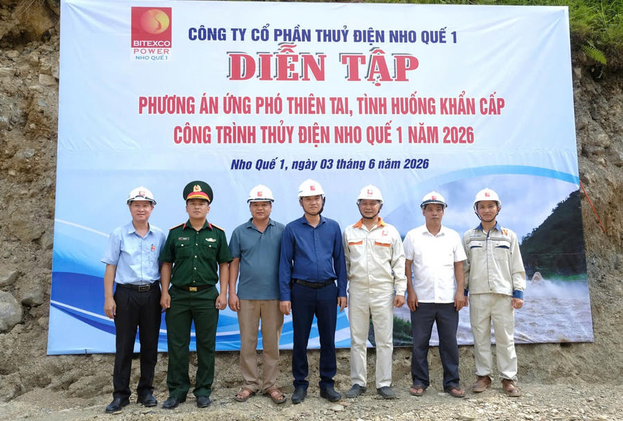 Lực lượng xung kích Nhà máy Thủy điện Nho Quế 1 xử lý tình huống giả định sạt lở taluy dương, khắc phục điểm sạt lở và bảo đảm giao thông trong diễn tập ứng phó thiên tai, tình huống khẩn cấp năm 2026. (Ảnh: Hà Linh).