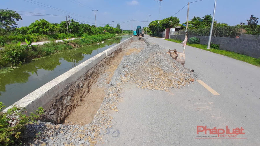 Mặt đường bị sụt lún, đơn vị thi công phải đào lên khắc phục lại.