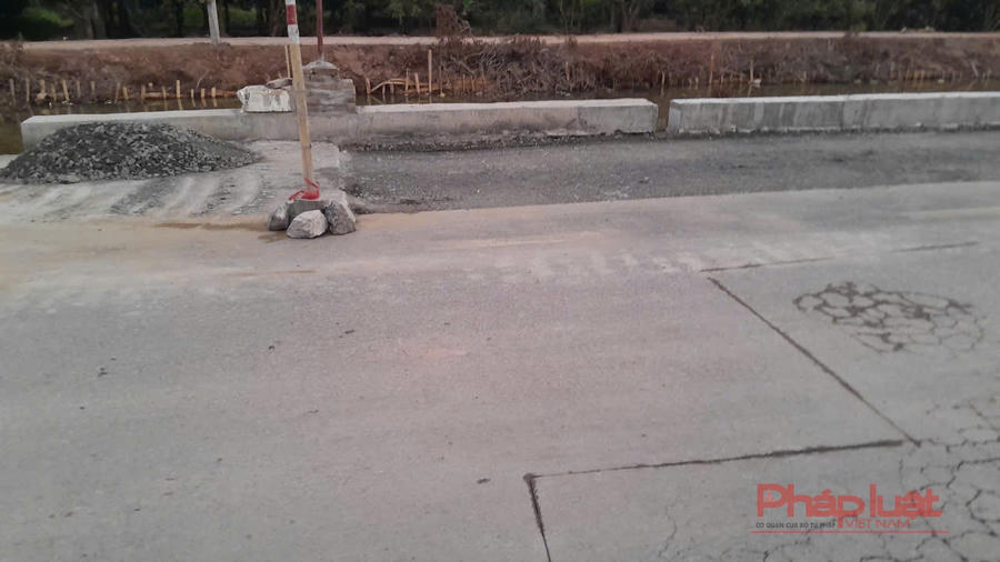 Tình trạng đoạn đường từ đường ĐT.377 đến đường ĐH.54&nbsp;trên địa bàn xã Triệu Việt Vương đang bị sụt lún nghiêm trọng được phát hiện vào khoảng cuối 2025 khi mới hoàn thành.