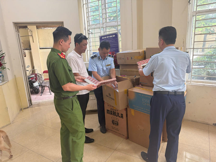 Lực lượng chức năng kiểm tra thuốc lá nhập lậu.