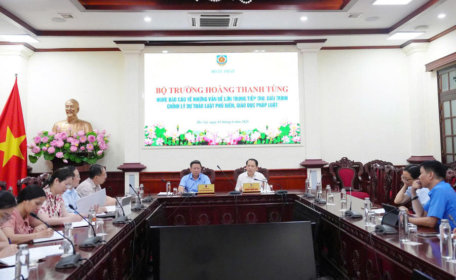 Quang cảnh buổi làm việc. Quang cảnh buổi làm việc.