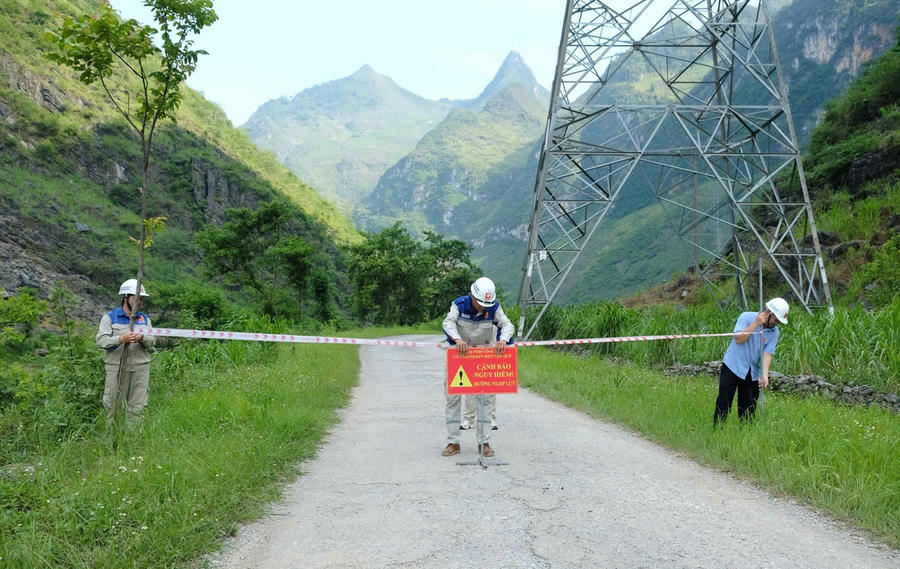 Căng dây và đặt biển cảnh báo tại khu vực nguy hiểm trong diễn tập ứng phó thiên tai, tình huống khẩn cấp năm 2026 của Nhà máy Thủy điện Nho Quế 2. (Ảnh: Hà Linh).