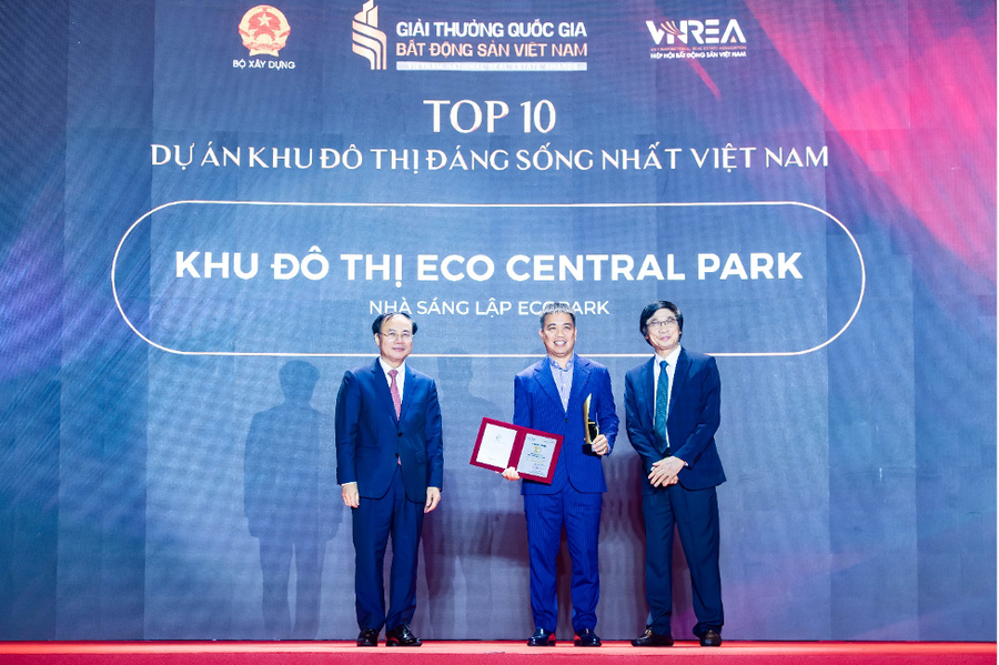 Ông Nguyễn Đức Cảnh – Tổng giám đốc DB Group- Nhà sáng lập Ecopark nhận giải thưởng tại Lễ trao Giải thưởng Quốc gia Bất động sản Việt Nam lần thứ II