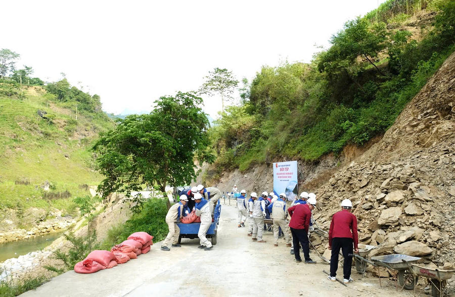 Lực lượng xung kích Nhà máy Thủy điện Nho Quế 1 xử lý tình huống giả định sạt lở taluy dương, khắc phục điểm sạt lở và bảo đảm giao thông trong diễn tập ứng phó thiên tai, tình huống khẩn cấp năm 2026. (Ảnh: Hà Linh).