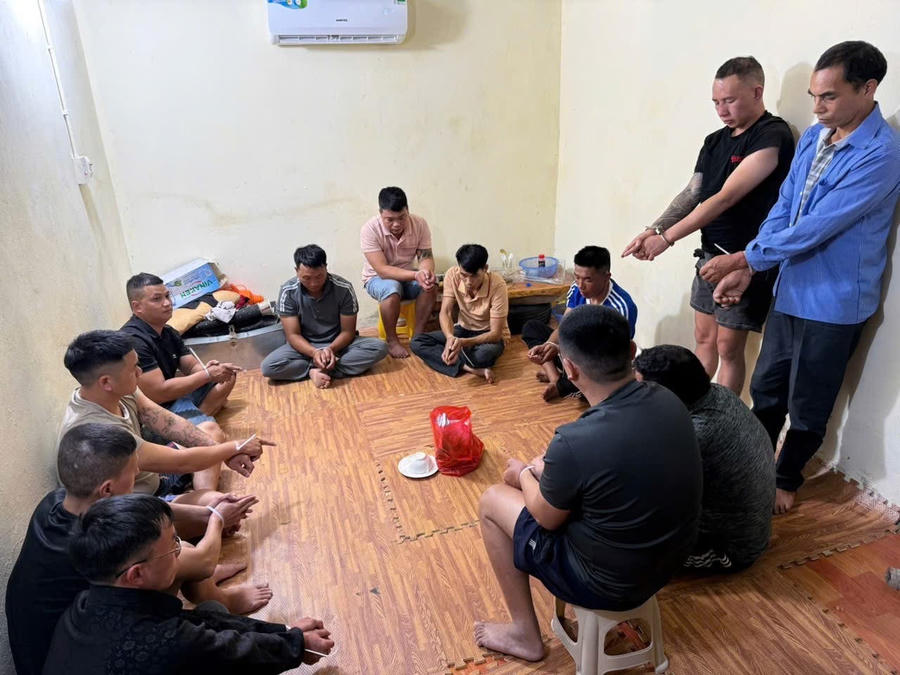 Các đối tượng có hành vi đánh bạc ăn tiền bị phát hiện, bắt giữ. (Ảnh: Công an tỉnh Tuyên Quang).