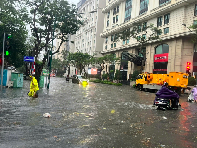 Khu vực đường Phan Bội Châu - Lý Thường Kiệt bị ngập sâu khiến nhiều phương tiện chết máy. Khu vực đường Phan Bội Châu - Lý Thường Kiệt bị ngập sâu khiến nhiều phương tiện chết máy.