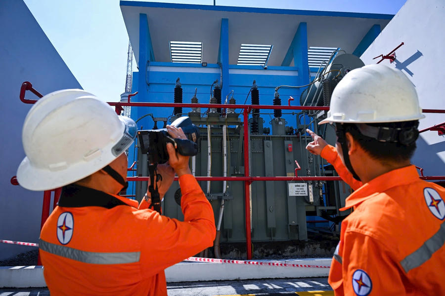 Bộ Công Thương cắt giảm tới 61% điều kiện kinh doanh điện lực, rút ngắn một nửa thời gian cấp phép. 