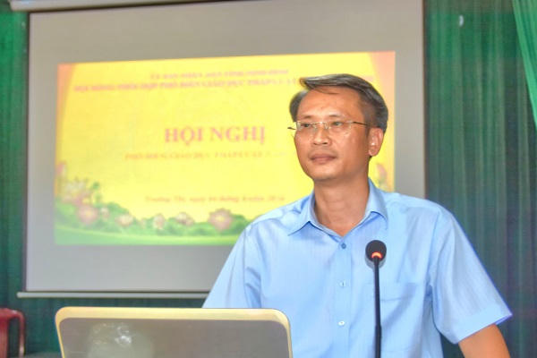 Ông&nbsp;Trần Văn Đức, Báo cáo viên pháp luật cấp tỉnh, Trường phòng Hành chính tư pháp (Sở Tư pháp) truyền đạt Một số quy định pháp luật trong lĩnh vực Hộ tịch.