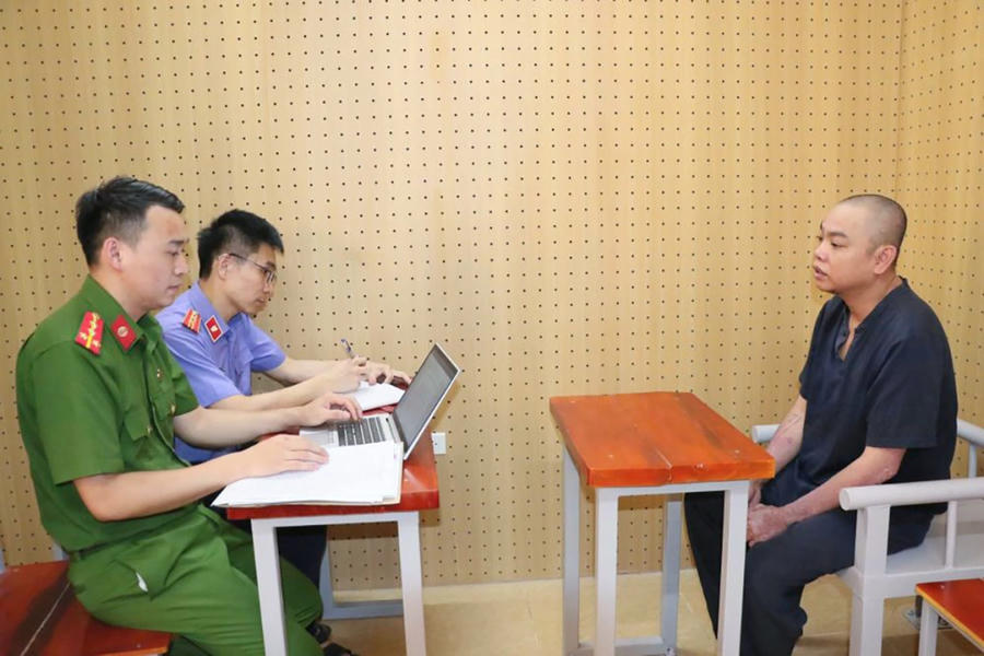 Cảnh sát làm việc với Trần Văn Thành (phải). Ảnh: Công an cung cấp