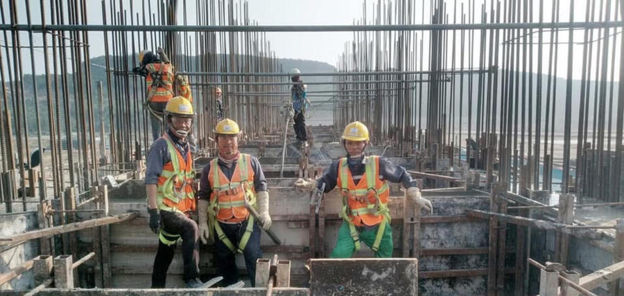 Việc "chiều thợ" như chiều chuộng người nhà trở thành luật bất thành văn trên các công trường ngày mùa
