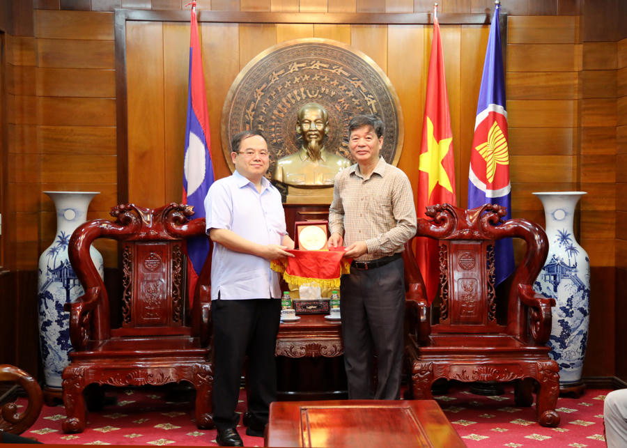 Ông Quản Minh Cường, Ủy viên Trung ương Đảng, Bí thư Tỉnh ủy, Trưởng Đoàn Đại biểu Quốc hội tỉnh Quảng Ninh tặng quà Tổng Lãnh sự Việt Nam tại Luông Pha Băng.