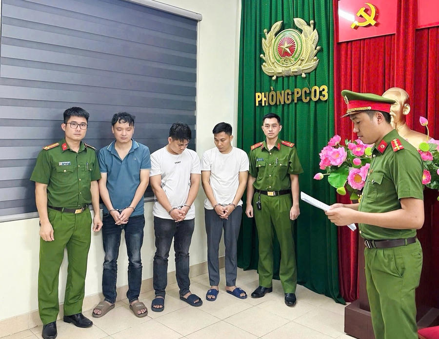 Các đối tượng tại cơ quan công an. Ảnh: C.a