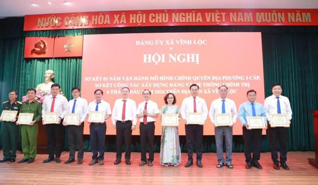 Trao Giấy khen cho 10 tập thể có thành tích xuất sắc trong thực hiện công tác sắp xếp đơn vị hành chính và vận hành mô hình chính quyền địa phương 2 cấp.