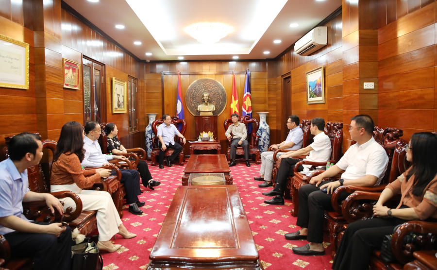 Ông Quản Minh Cường, Ủy viên Trung ương Đảng, Bí thư Tỉnh ủy, Trưởng Đoàn ĐBQH tỉnh Quảng Ninh cùng Đoàn công tác của tỉnh đã đến chào xã giao ông Vũ Ngọc Lý, Tổng Lãnh sự Việt Nam tại Luông Pha Băng.