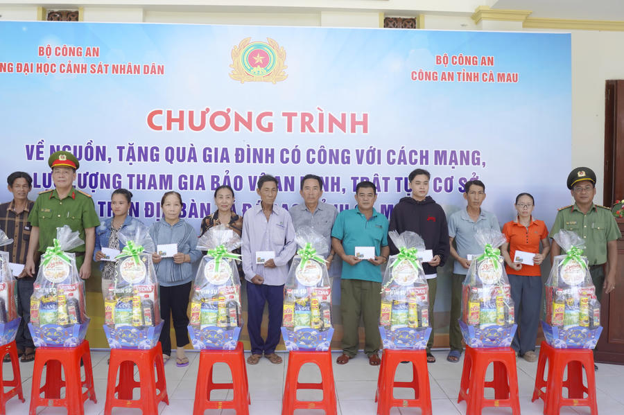 Đoàn công tác Trường Đại học Cảnh sát Nhân dân phối hợp Công an tỉnh Cà Mau trao quà cho các hộ dân có hoàn cảnh khó khăn trên địa bàn xã Đá Bạc.