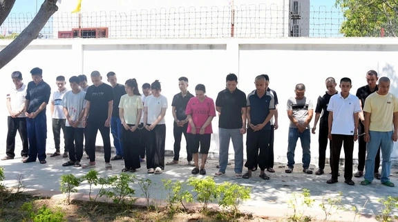 Các đối tượng trong đường dây lừa đảo qua mạng, chiếm đoạt hàng chục tỉ đồng. Ảnh C.A