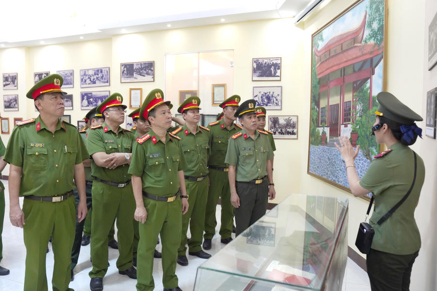 Đoàn công tác Trường Đại học Cảnh sát Nhân dân tham quan, nghe thuyết minh về Chiến thắng CM12 tại Khu Di tích lịch sử quốc gia Hòn Đá Bạc.