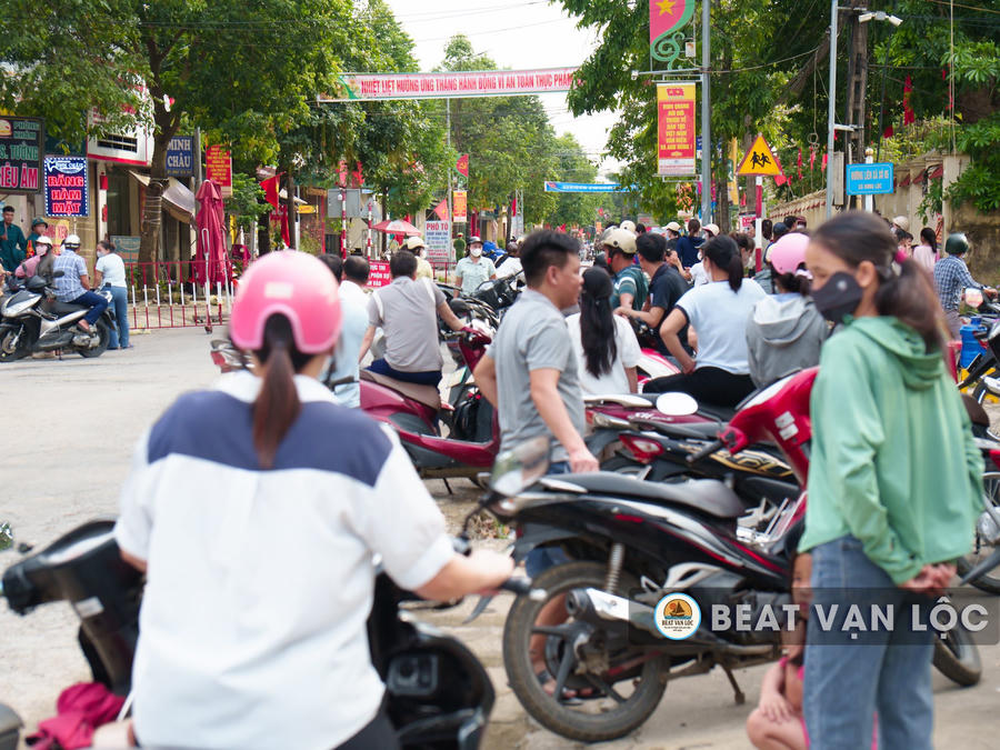 Nhiều phụ huynh chọn ở lại để chờ các em học sinh thi.