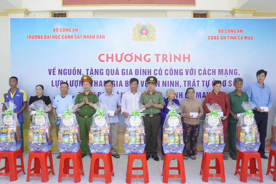 Đại tá Lê Tấn Vinh (bên phải) và Đại tá Võ Thành Đạt trao quà cho các gia đình chính sách trên địa bàn xã Đá Bạc.