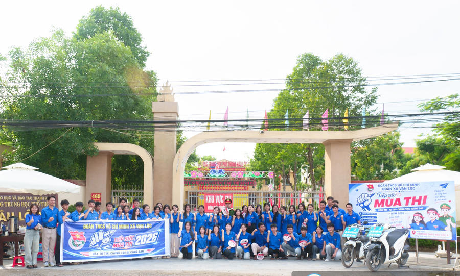 Hơn 51.100 thí sinh Thanh Hóa bước vào ngày thi đầu tiên Kỳ thi tuyển sinh vào lớp 10, lượng lượng công an và thanh niên tình nguyện có mặt rất sớm để hỗ trợ các em.