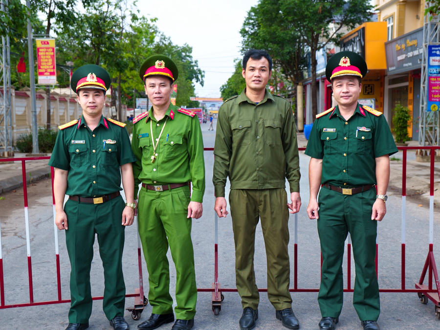 Lực lượng công an có mặt từ rất sớm để điều tiết, phân luồng giao thông tại khu vực xung quanh điểm trường.