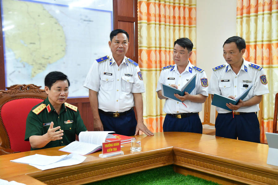 Thượng tướng Đỗ Xuân Tụng kiểm tra công tác đăng ký sổ sách CTĐ, CTCT của Bộ Tư lệnh Vùng Cảnh sát biển 4