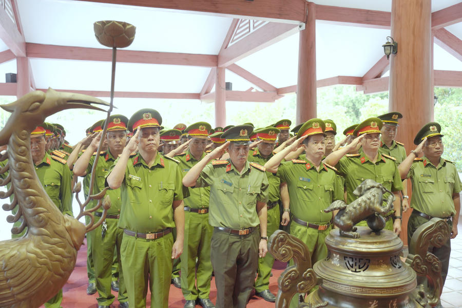 Đoàn công tác Trường Đại học Cảnh sát Nhân dân và Công an tỉnh Cà Mau dành phút mặc niệm tưởng nhớ Chủ tịch Hồ Chí Minh tại Khu tưởng niệm Người ở phường An Xuyên, tỉnh Cà Mau.