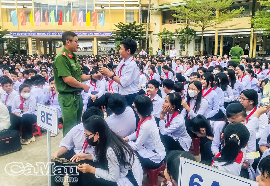 Một cuộc tuyên truyền pháp luật về phòng chống ma túy cho học sinh tại Cà Mau (ảnh Báo Cà Mau).