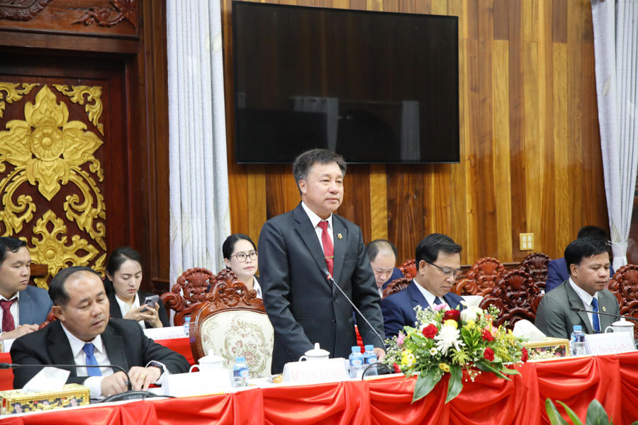 Ông Phút-phăn Kẹo-vông-xay, Ủy viên Trung ương Đảng, Bí thư Tỉnh ủy, Chủ tịch HĐND tỉnh Hủa Phăn, phát biểu tại hội nghị.