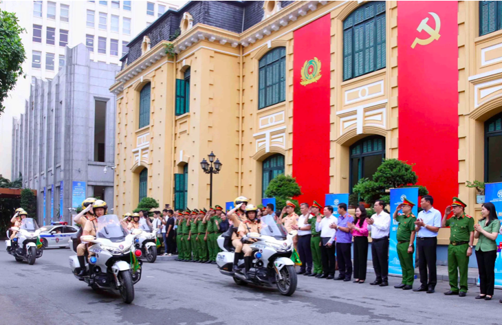 Các đại biểu dự lễ xuất quân tuyên truyền hưởng ứng Tháng hành động phòng, chống ma túy.