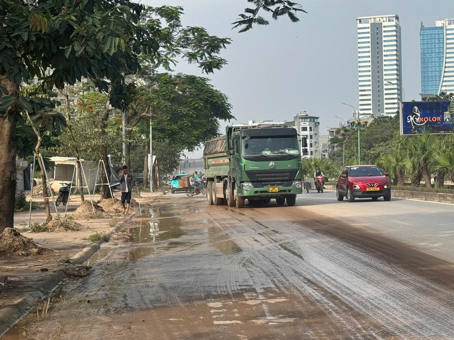 Người dân quá quen thuộc với cảnh bụi đất nhầy nhụa tại tuyến đường Nguyễn Trác đoạn nối vào dự án Hồ điều hoà Yên Nghĩa 1.
