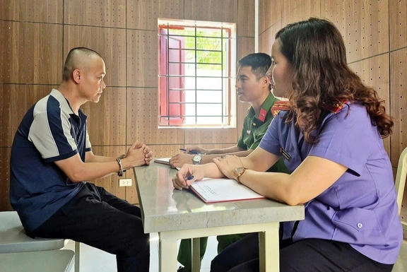 Đối tượng Nguyễn Đăng Dũng tại cơ quan công an. Ảnh C.A