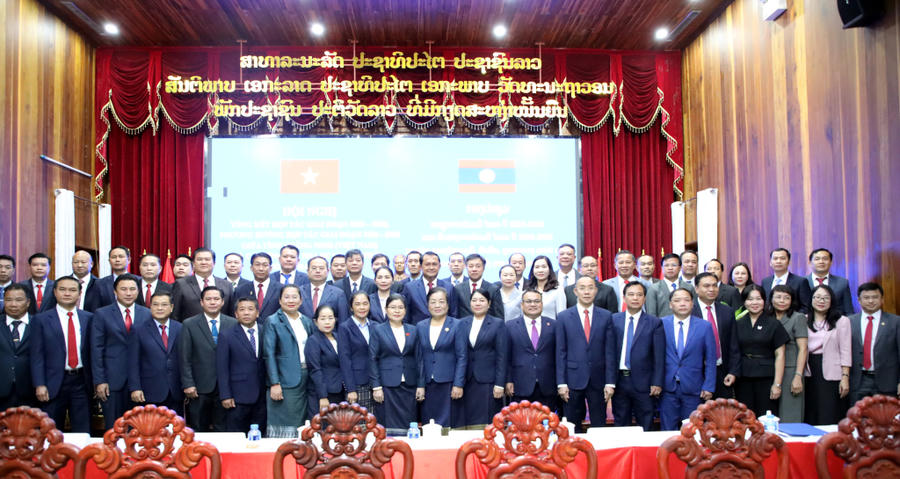 Đoàn đại biểu tỉnh Quảng Ninh và 3 tỉnh: Xay Nhạ Bu Ly, Luông Pha Băng, Hủa Phăn chụp ảnh lưu niệm.
