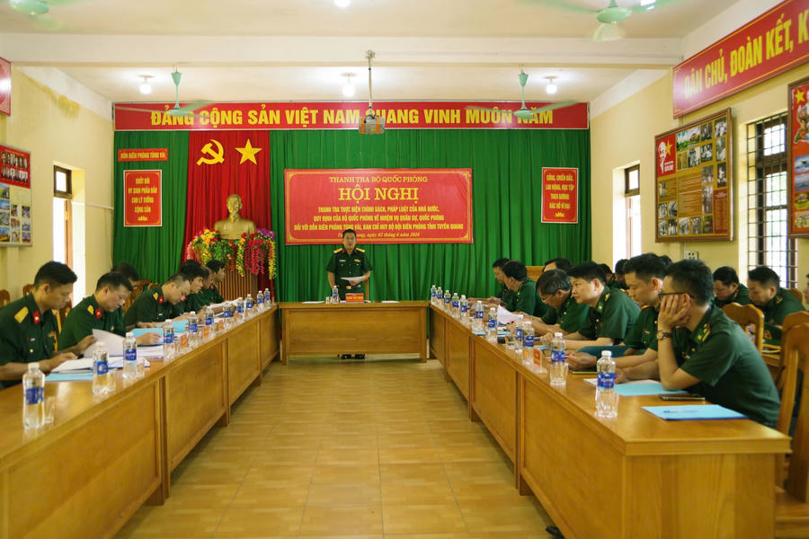 Trưởng đoàn công tác phát biểu một số nhiệm vụ trọng tâm trong thời gian tới Đồn Biên phòng Tùng Vài cần triển khai thực hiện. (Ảnh: Hoàng Chính).