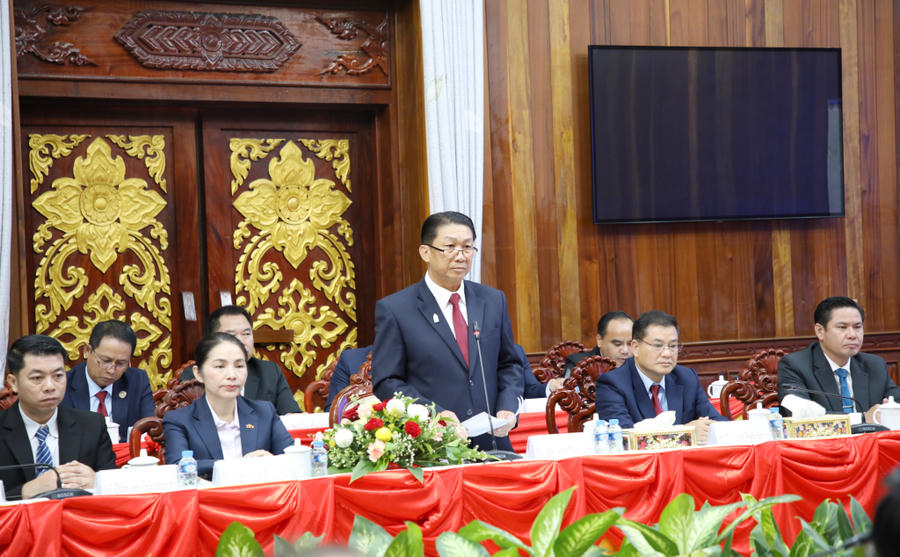 Ông Bun-lươm Mạ-ni-vông, Ủy viên Trung ương Đảng, Bí thư Tỉnh ủy, Chủ tịch HĐND tỉnh, Trưởng Đoàn ĐBQH tỉnh Luông Pha Băng, phát biểu tại hội nghị.