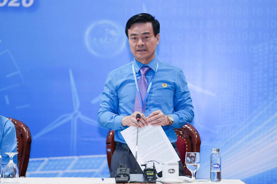Phó Chủ tịch Tổng Liên đoàn Lao động Việt Nam khóa XIV Lê Văn Nghĩa thông tin tại buổi họp báo. Ảnh: Báo Lao Động.