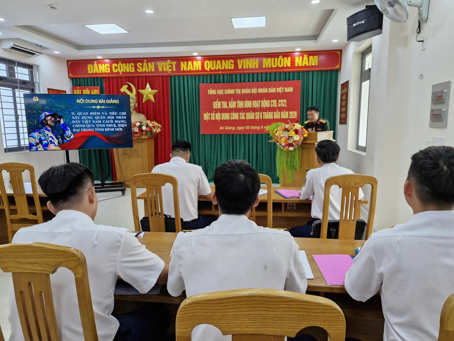 Cán bộ Cục Tuyên huấn nhận xét nội dung thông qua bài giảng giáo dục chính trị tại đơn vị.