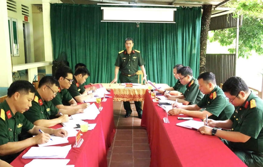 Đại tá Nguyễn Hoài Nam, Chính ủy Bộ CHQS tỉnh Tuyên Quang chủ trì buổi làm việc với Đội tìm kiếm, quy tập hài cốt liệt sĩ tỉnh về kết quả thực hiện Chiến dịch 500 ngày đêm. (Ảnh: QĐND).