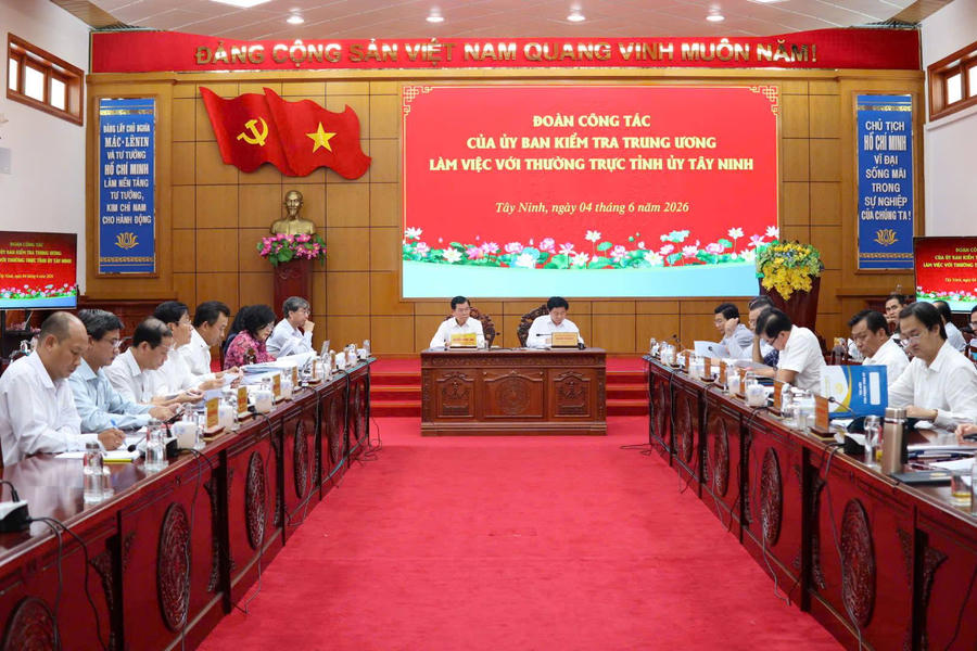 Toàn cảnh buổi làm việc.