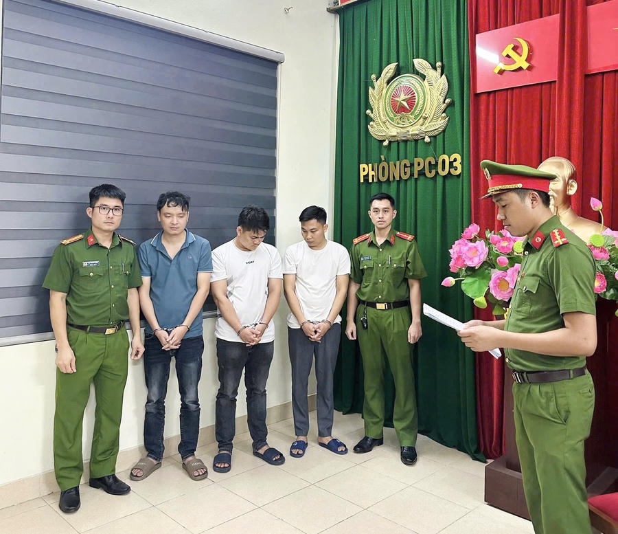 Cơ quan Cảnh sát điều tra, Công an tỉnh Tuyên Quang đọc quyết định Khởi tố bị can, Lệnh bắt bị can về tội “Buôn bán hàng giả”: Bùi Anh Tuấn; Lê Công Tú; Chu Hữu Kiên Sơn (từ trái qua phải).