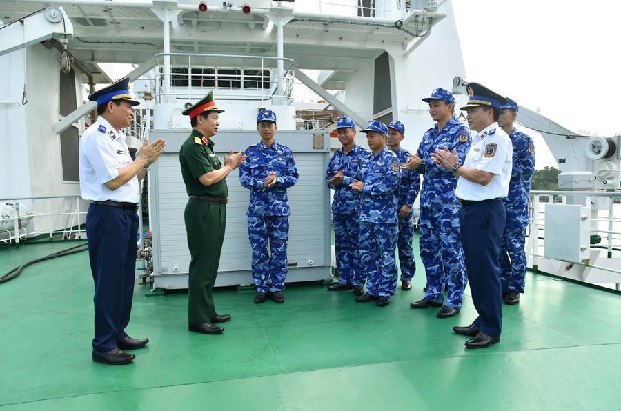 Thượng tướng Đỗ Xuân Tụng thăm, động viên cán bộ, nhân viên Tàu CSB 8005, Hải đoàn 42, Bộ Tư lệnh Vùng Cảnh sát biển 4.