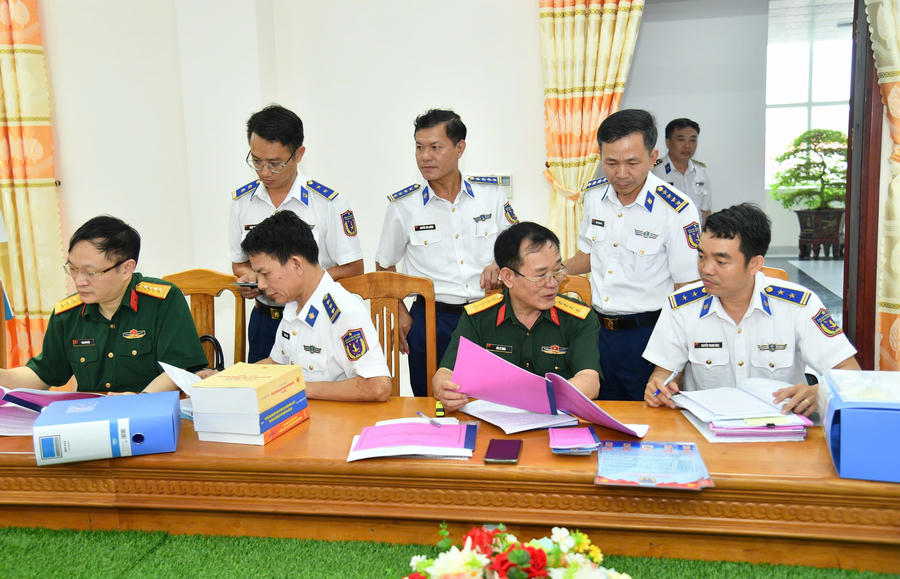 Đoàn công tác kiểm tra việc đăng ký sổ sách; ứng dụng chuyển đổi số trong thực hiện nhiệm vụ.