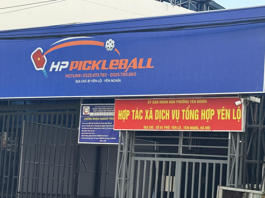 Bên ngoài gắn biển HTX rau củ, bên trong là cụm sân HP Pickleball.