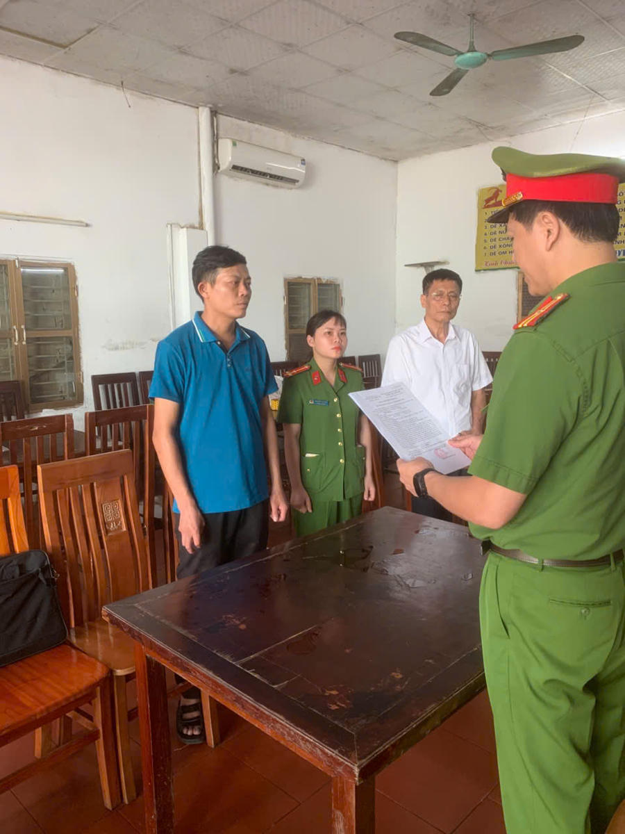 Lực lượng chức năng thi hành các quyết định tố tụng đối với bị can Đinh Tiến Dũng. (Ảnh: Công an tỉnh Lào Cai)