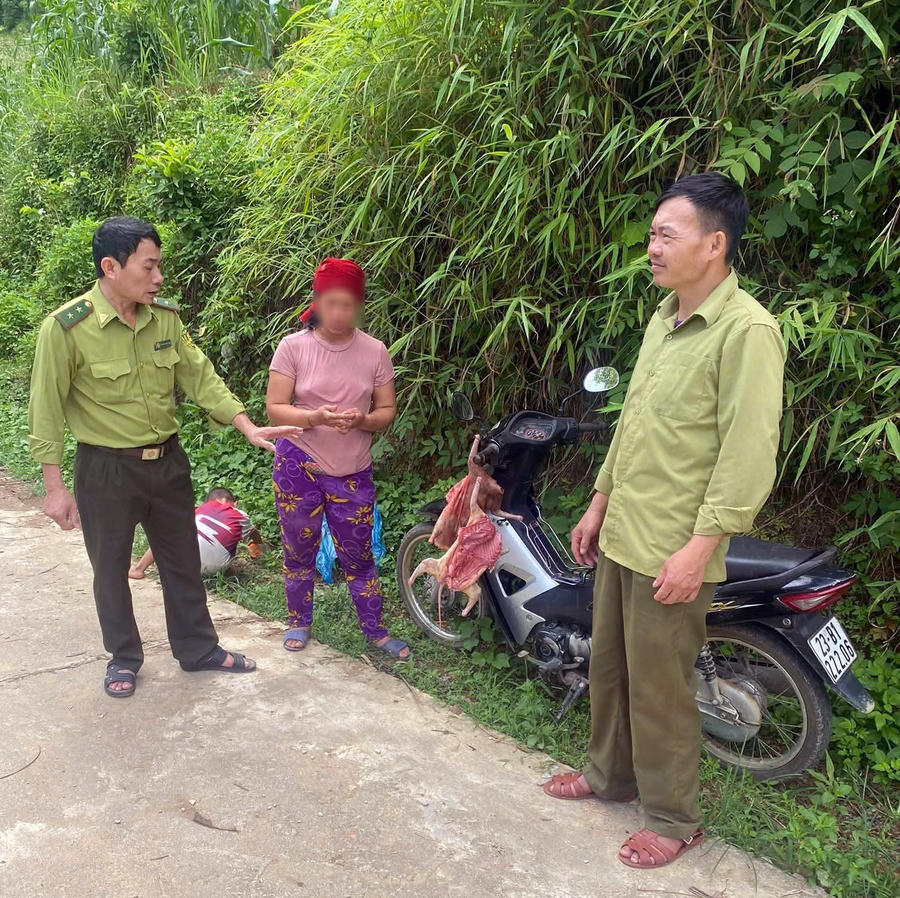 Hạt Kiểm lâm khu vực XIII nhắc nhở người dân không nên bán hàng gian dối.