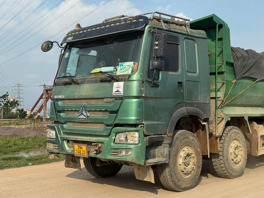 Ghi nhận của PV vào ngày 18/5, từng đoàn xe chở đất gắn logo "UDIC" từ dự án vô tư nối đuôi nhau lưu thông theo hướng đê Yên Nghĩa (đường tỉnh 423) ra Đại lộ Thăng Long và đổ đất tại một số dự án trên địa bàn xã Quốc Oai.