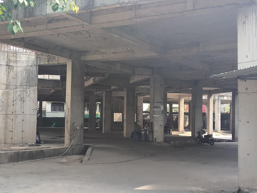 Bên trong dự án đã bỏ hoang lâu ngày.