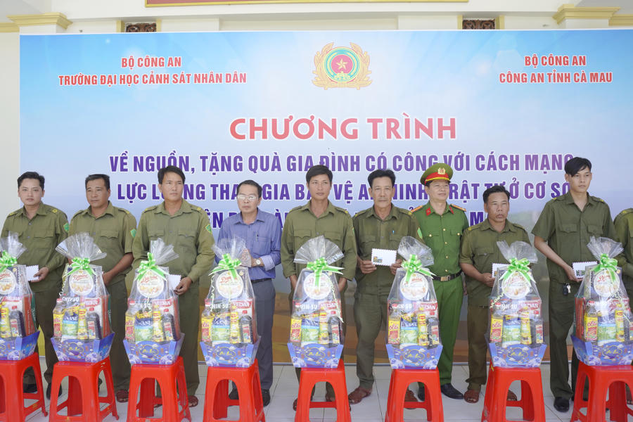 Đoàn công tác trao tặng quà cho lực lượng tham gia bảo vệ an ninh, trật tự ở cơ sở xã Đá Bạc.