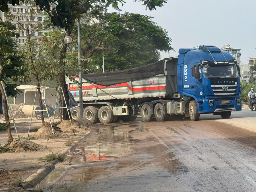 Người dân quá quen thuộc với cảnh bụi đất nhầy nhụa tại tuyến đường Nguyễn Trác đoạn nối vào dự án Hồ điều hoà Yên Nghĩa 1.